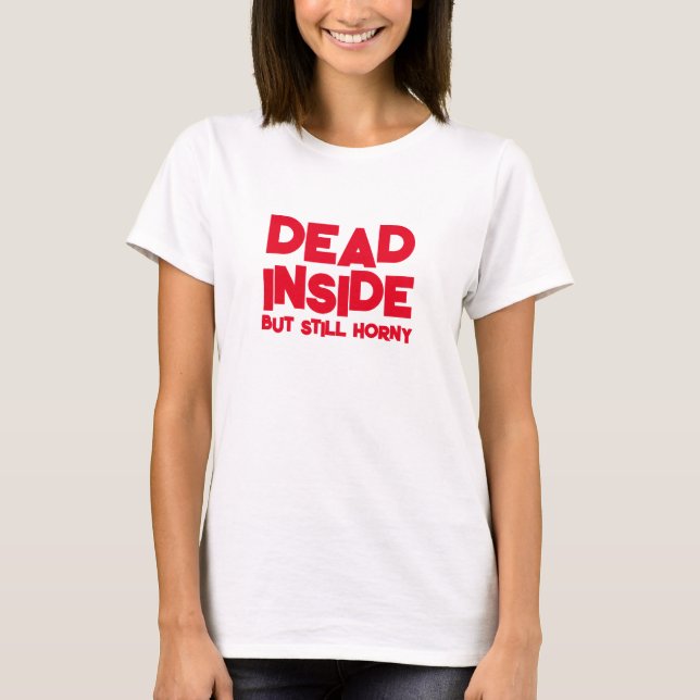 CAMISETA MUERTOS DENTRO PERO TODAVÍA HORNY FUNNY (Anverso)