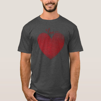 Camiseta muestra una forma de corazón rojo con el amigo del