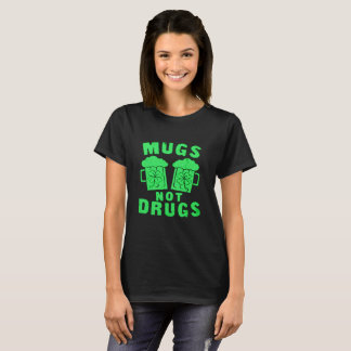 Camiseta Mugs Not Drug St. Patrick's Day Tee