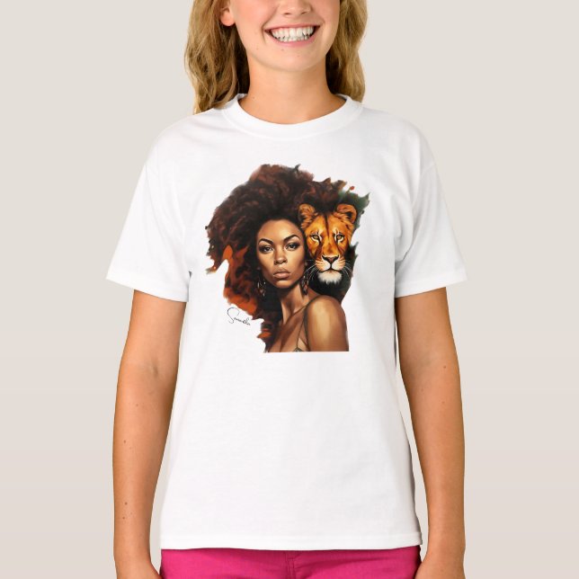 Camiseta Mujer afroamericana con león majestuoso (Anverso)