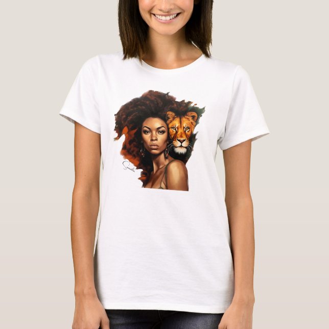 Camiseta Mujer afroamericana con león majestuoso (Anverso)