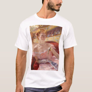 Camiseta Mujer americana con un collar de perlas y vestido