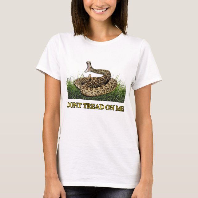 Camiseta Mujer blanca con la bandera moderna de Gadsden de  (Anverso)