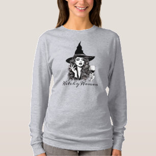 Camiseta Mujer bruja, bruja negra elegante sosteniendo el v