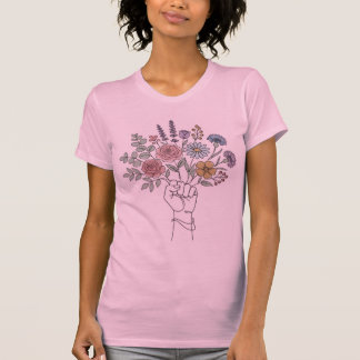 Camiseta Mujer: El Puño del Cambio y el Corazón en Flor