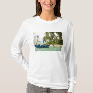 Camiseta Mujer en un pequeño barco de pesca tradicional,