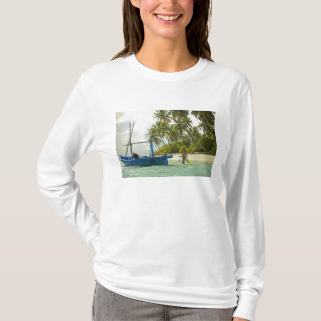 Camiseta Mujer en un pequeño barco de pesca tradicional, (Anverso)