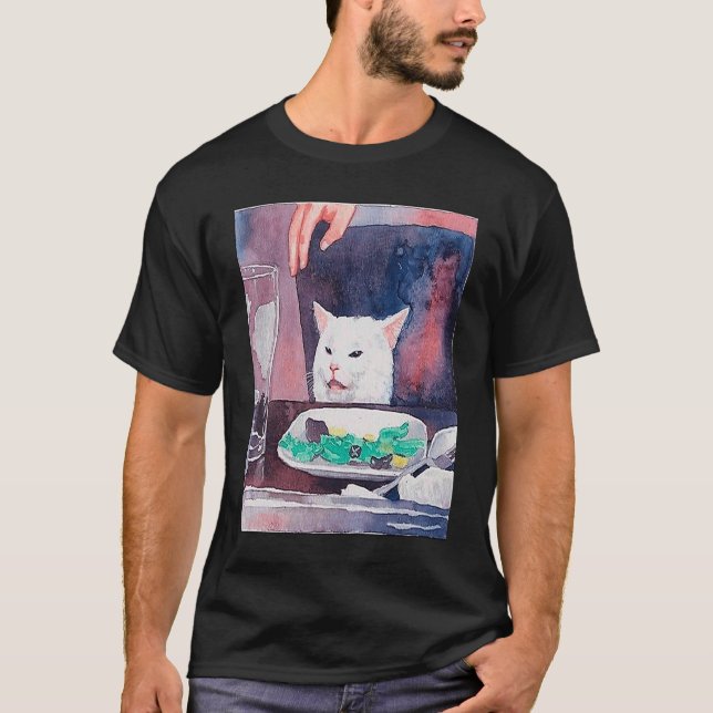 Camiseta Mujer gritando en la mesa meme de gato dank meme (Anverso)
