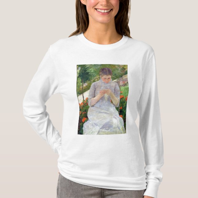 Camiseta Mujer joven que cose en el jardín, c.1880-82 (Anverso)