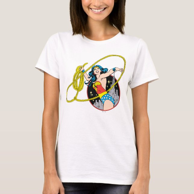 Camiseta Mujer Maravilla con antecedentes de ciudad (Anverso)