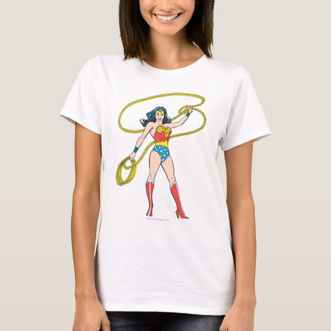 Camiseta Mujer Maravilla parada con Lasso (Anverso)