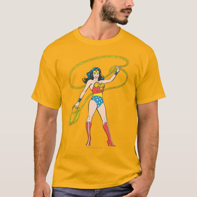 Camiseta Mujer Maravilla parada con Lasso (Anverso)