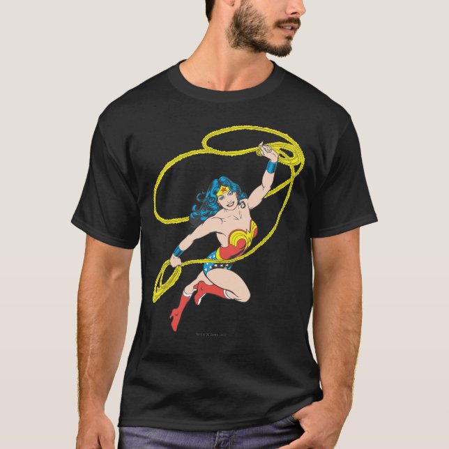 Camiseta Mujer Maravilla sostiene Lasso 3 (Anverso)