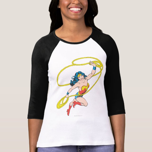 Camiseta Mujer Maravilla sostiene Lasso 3 (Anverso)