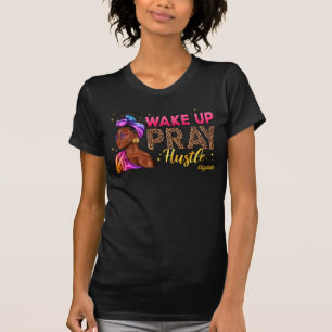 Camiseta Mujer Negra Fiel que Abraza la Fuerza Divina