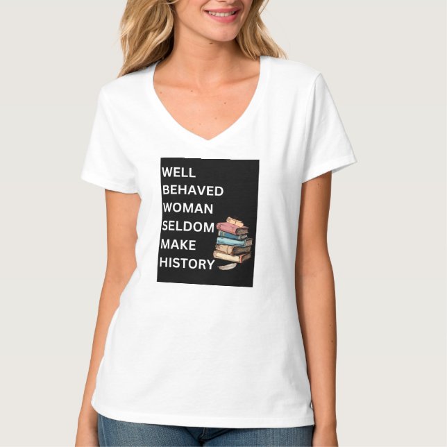 Camiseta "Mujer portadora rara vez hace historia" V cuello (Anverso)