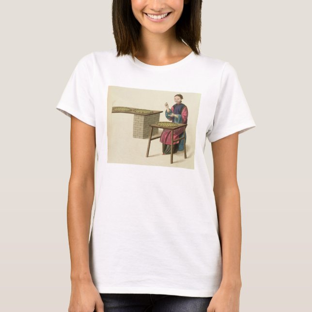 Camiseta Mujer preparando té, plato 21 de 'El disfraz' (Anverso)