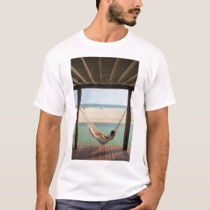 Camiseta Mujer que pone en una hamaca en un pequeño hotel