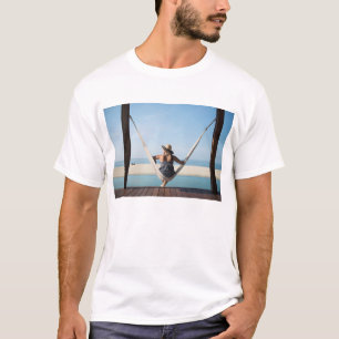 Camiseta Mujer que se sienta en una hamaca en un pequeño