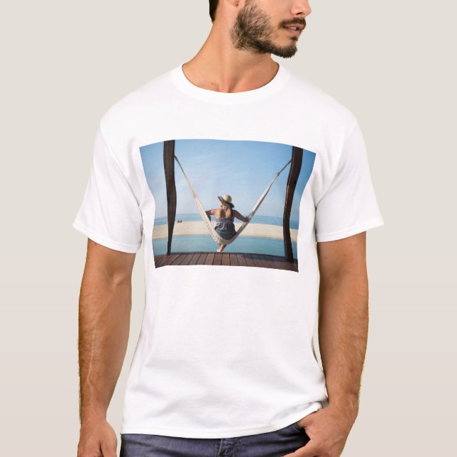 Camiseta Mujer que se sienta en una hamaca en un pequeño (Anverso)