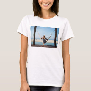 Camiseta Mujer que se sienta en una hamaca en un pequeño