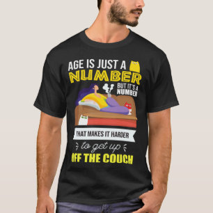 Camiseta Mujer relajándose en un sofá con un gato relajándo