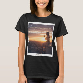 Camiseta Mujer Sentada Al Atardecer Hablando Con Dios