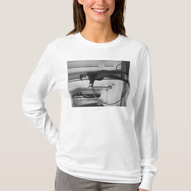Camiseta Mujer vestida como hombre con la fotografía de la (Anverso)