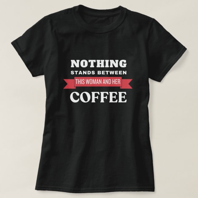 Camiseta mujer y su café