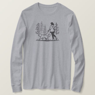 Camiseta Mujeres caminando por su perro a través de árboles