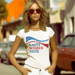 Camiseta Mujeres desagradables votan por la bandera norteam<br><div class="desc">Esta camiseta de mujeres feministas políticas dice a los políticos que las mujeres desagradables votan y que estaremos ahí afuera votando de azul en las elecciones de mitad de mandato de 2022. Apoyar los derechos de la mujer y la igualdad con un boleto fiesta recto demócrata.</div>