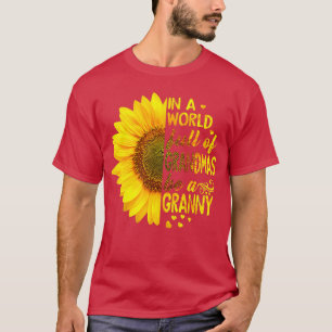 Camiseta Mujeres en un mundo lleno de abuelas ser la abuela