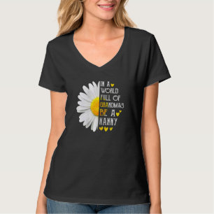 Camiseta Mujeres En Un Mundo Lleno De Abuelitos Sean Niñera