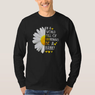 Camiseta Mujeres En Un Mundo Lleno De Abuelitos Sean Niñera