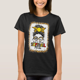 Camiseta Mujeres en voz alta y orgullosa madre de softball