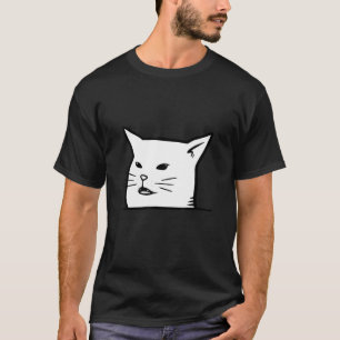 Camiseta Mujeres enfadadas gritándole a un gato confundido