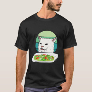 Camiseta Mujeres enfadadas gritándole a un gato confundido