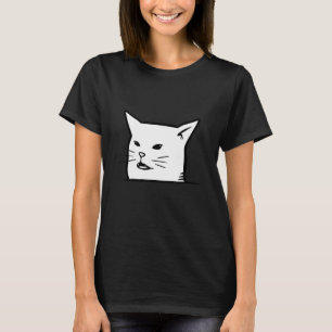 Camiseta Mujeres enfadadas gritándole a un gato confundido