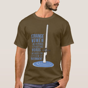 Camiseta Mujeres extrañas que yacen en los estanques distri