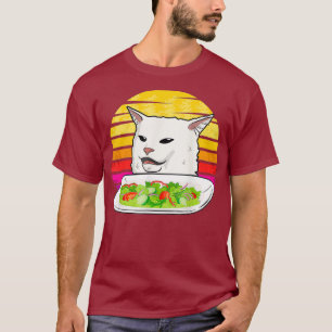 Camiseta Mujeres furiosas gritando a gato confundido en la