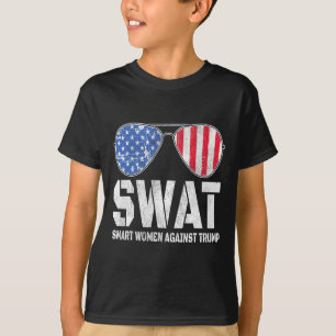 Camiseta Mujeres inteligentes contra Trump gracioso anti-Tr