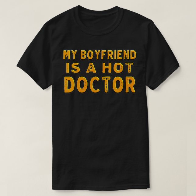 Camiseta Mujeres Mi Novio Es Una Médica Caliente VNeck (Diseño del anverso)