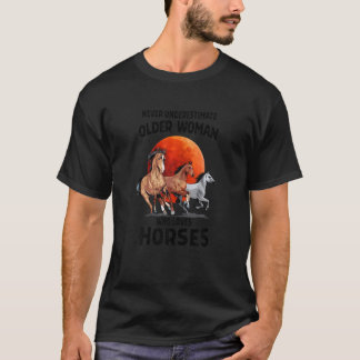 Camiseta Mujeres NUNCA SUBESTIMES A LA MUJER MAYOR QUE AMA