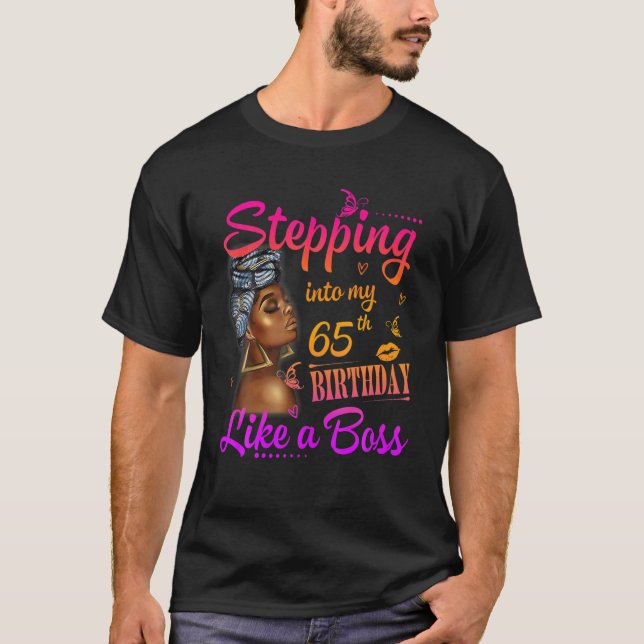 Camiseta Mujeres Pasando A Mi Cumpleaños 65 Como Jefe A (Anverso)
