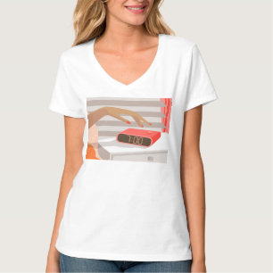 Camiseta Mujeres presionando con la mano el botón de snooze