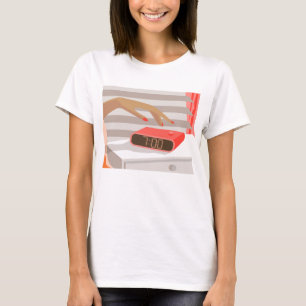 Camiseta Mujeres presionando con la mano el botón de snooze