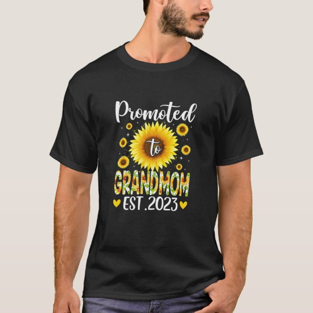 Camiseta Mujeres Promocionadas A La Abuela Est.2023 Gracios (Anverso)