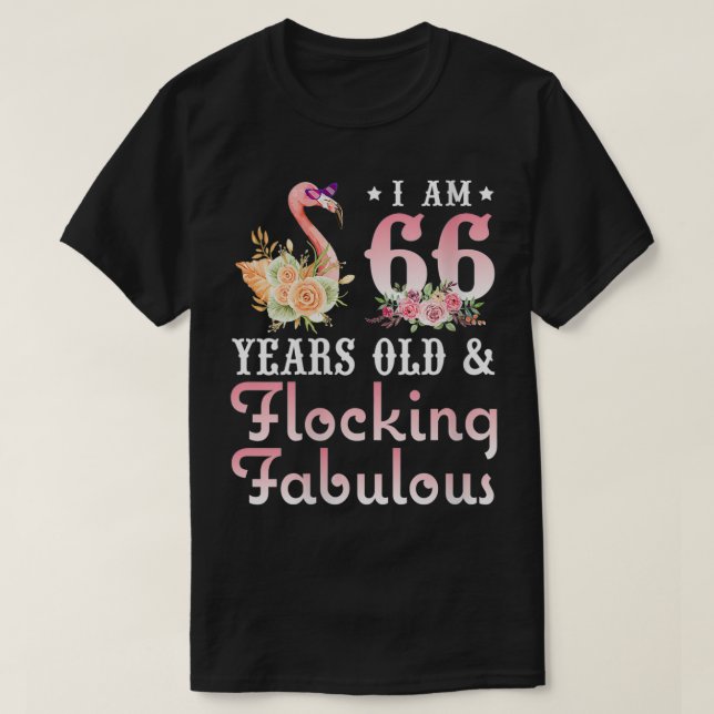 Camiseta Mujeres Tengo 66 Años Y Me Enfrento A Un Fabuloso  (Diseño del anverso)
