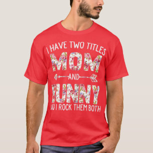 Camiseta Mujeres Tengo Dos Títulos Mamá Y Comida Floral Con