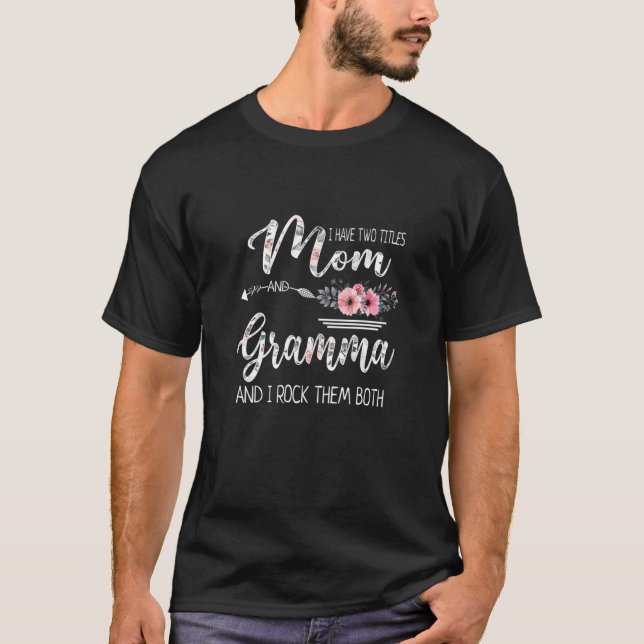 Camiseta Mujeres Tengo Dos Títulos Mamá Y Gramma Floral Mot (Anverso)